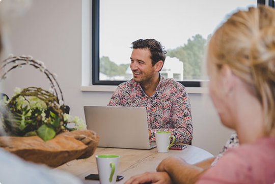 Voorbereiding op een sollicitatie achter de laptop bij AlleZFlex.