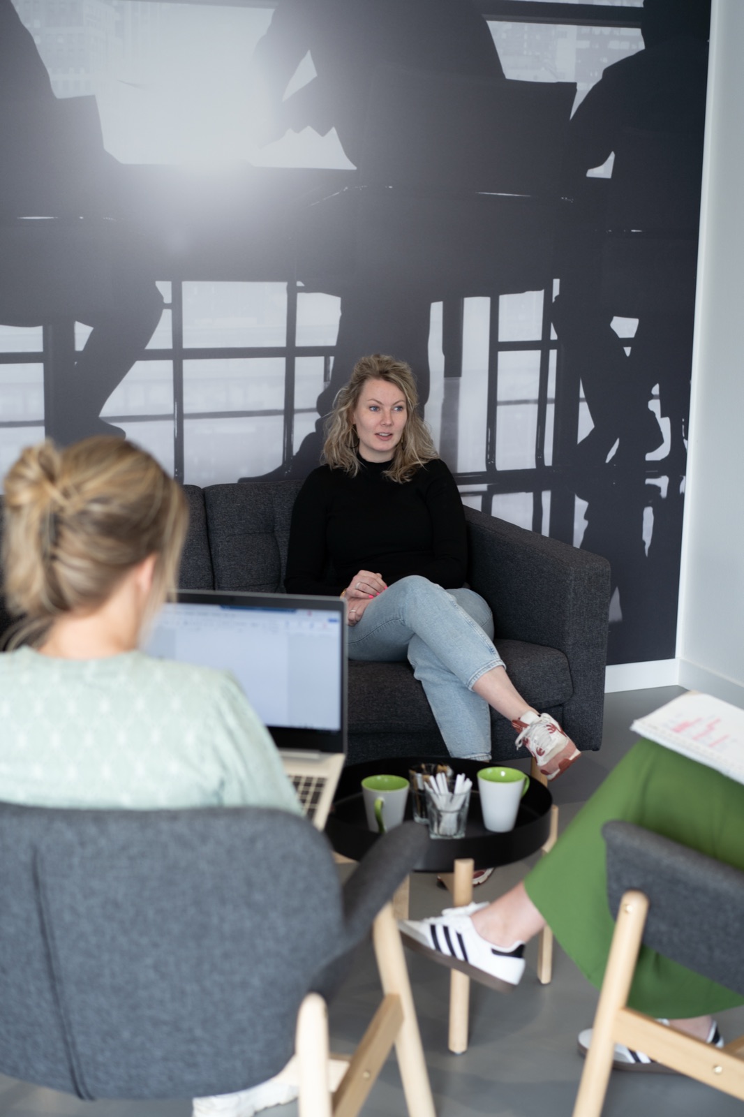 Overleg in de loungehoek