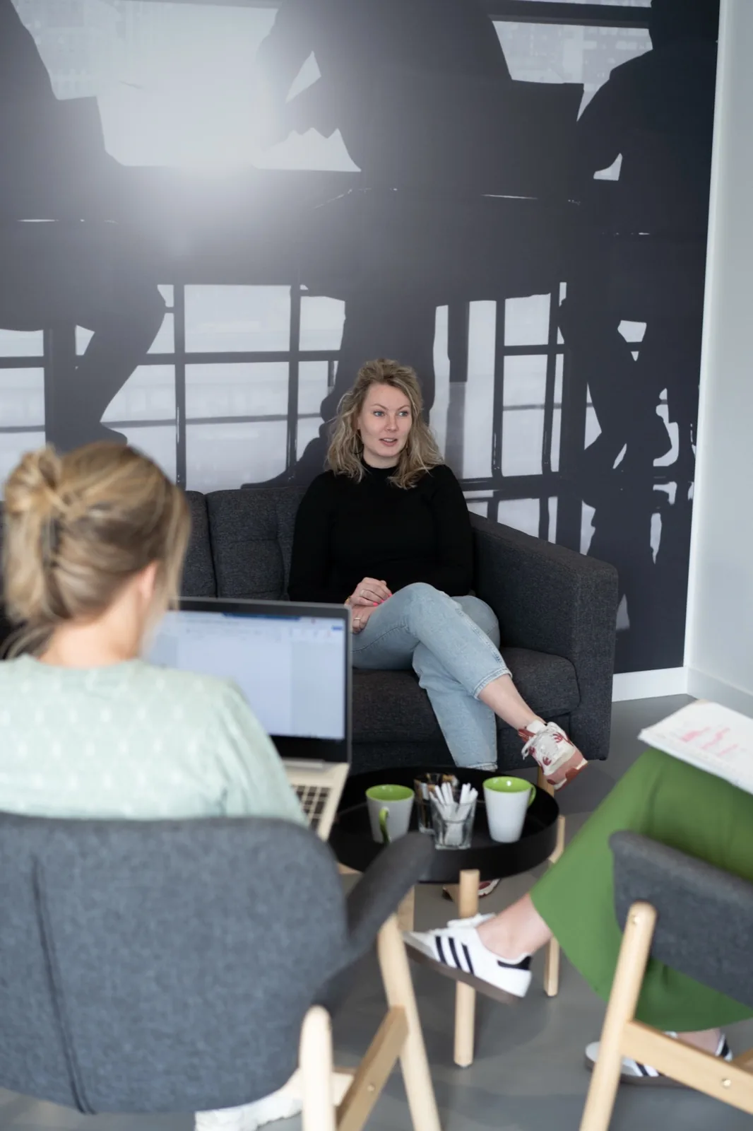 Overleg in de loungehoek