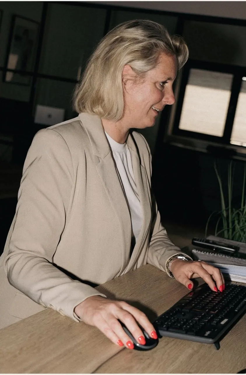 Medewerker van AlleZFlex aan het werk